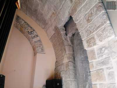 Sul fondo della stanza invece degli archi sovrapposti...